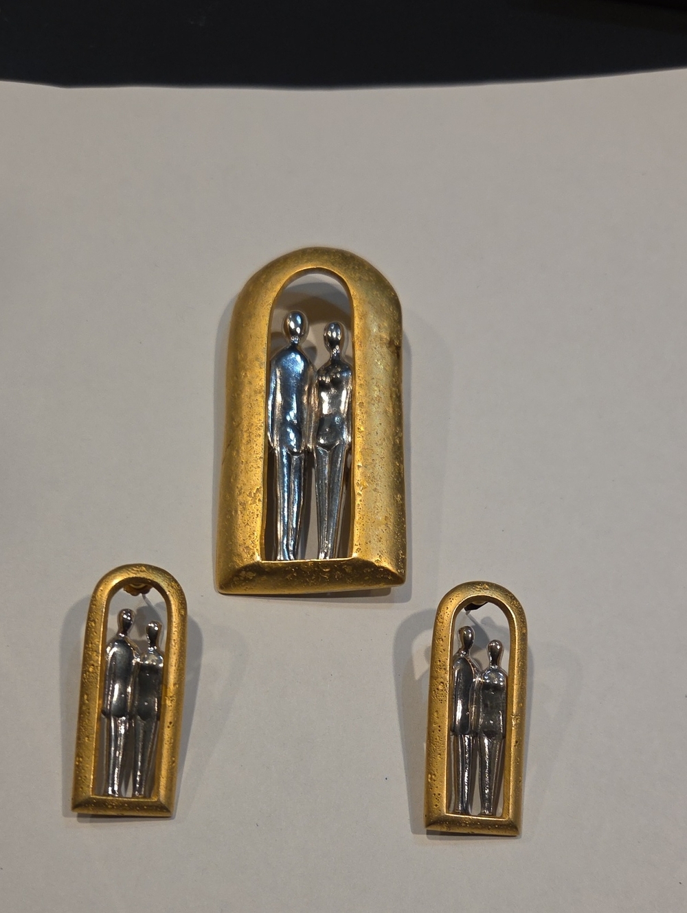 Vintage Two Tone Couple Brooch & Matching Earings Set